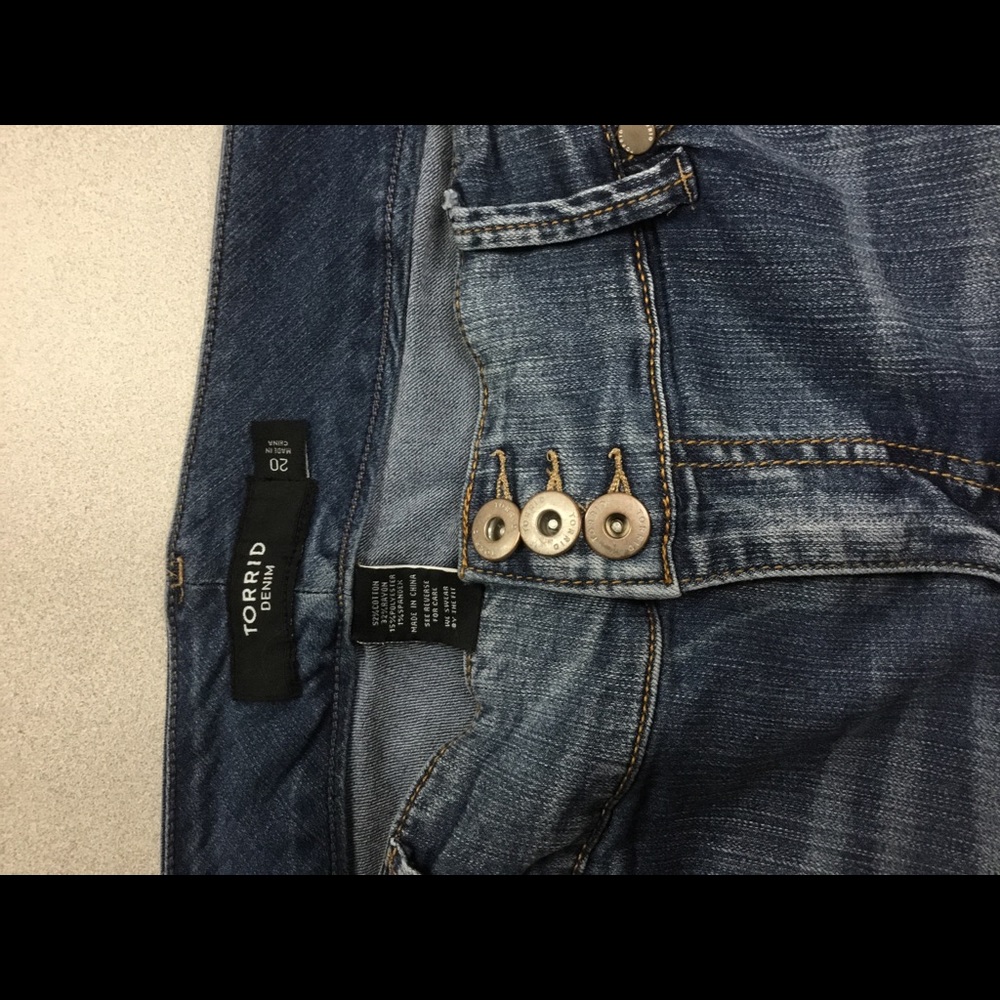 Torrid size 20 roll-up button fly roll up short